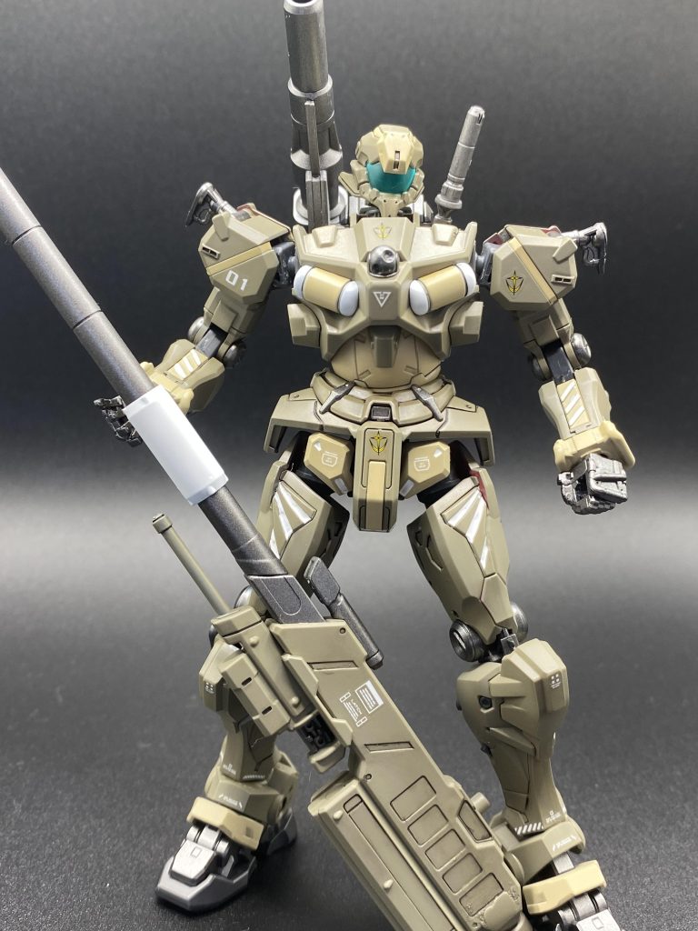 最後は長距離砲を支えて立ちポーズ。正直これがやりたかった。(長距離砲がなかなか立たなくてめっちゃ大変だった)最後までご覧いただきありがとうございました。1機ぐらいは砂漠戦仕様のデザートカラーを塗装したいなぁと考えていたので、また1つ目標が達成出来て良かったです。 