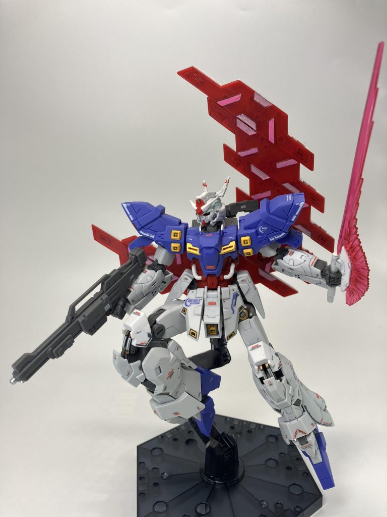 今回もガーレリーのメタリックマーカーを中心に内部フレームやシリンダーを塗装、粘着力を弱らせたマスキングテープで✨煌めきを意地でも維持させます😉　チラ見の美学🫣