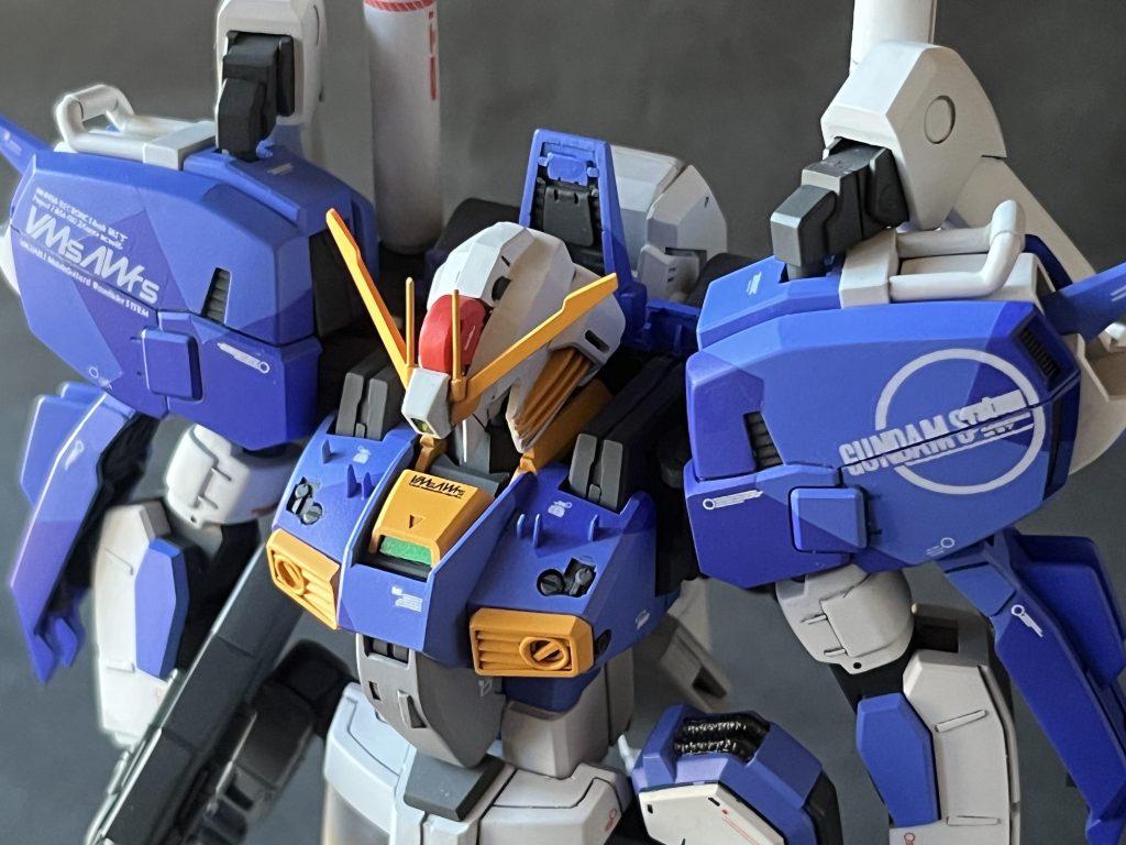 マスターグレードや既販売のトイモデル画像を参考にアンテナや内部メカのディテールをいれてみました。デカールは趣味で作られていた方に無理を言って分けていただきました。ありがとうございます。