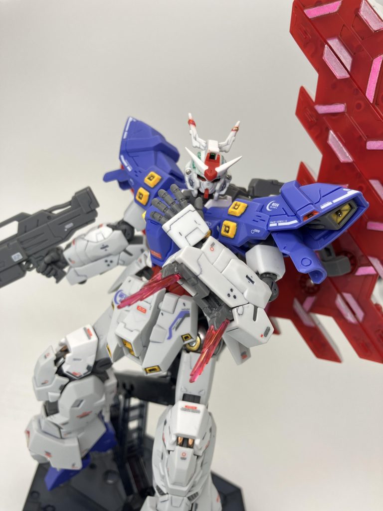 両前腕部には展開ギミックのあるバタフライエッジもエフェクトパーツ付きで再現😘他の武装はビームライフルにビームトマホーク、トマホークはバックパックに装着できます🥴