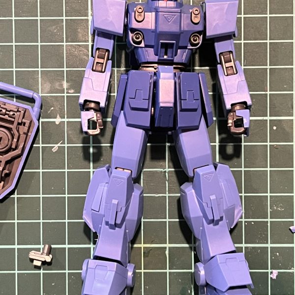 作ってます。他のかたの作品を見て、ブルーを普通のジムとして作るの面白いなぁと思って、そんな方向でいじってます。肩とか腕の突起を削ったり、胴は付け根でちょっとだけ延長したり。あと元のままだとボトムヘビーな感じがあったので脚部スラスターはパーツごと外してランナータグで埋めました。（2枚目）