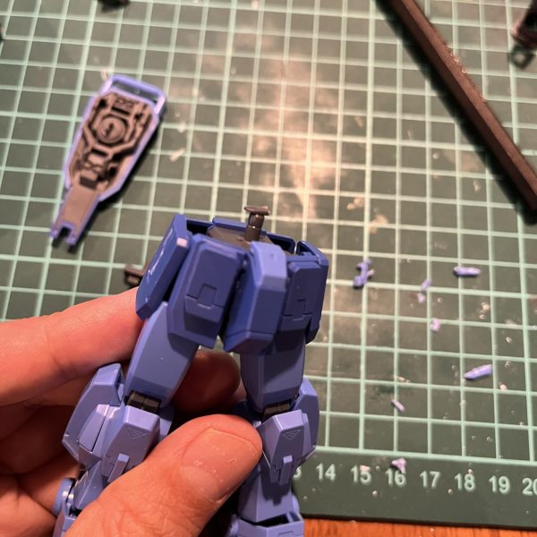 作ってます。他のかたの作品を見て、ブルーを普通のジムとして作るの面白いなぁと思って、そんな方向でいじってます。肩とか腕の突起を削ったり、胴は付け根でちょっとだけ延長したり。あと元のままだとボトムヘビーな感じがあったので脚部スラスターはパーツごと外してランナータグで埋めました。（3枚目）