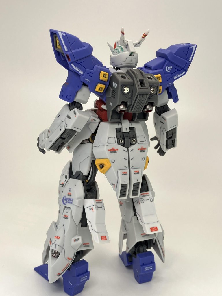 各部スラスターはヘビーガンメタリック、ふくらはぎはアーマーが展開できます🤗リアアーマーに溢れるサザビー風味🥳