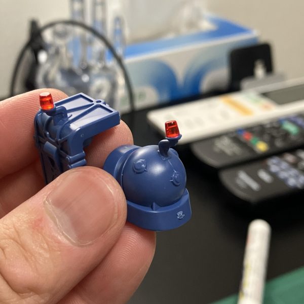 　さて、今回は軍警ザクより、警察らしいパトライト周辺をちょい足しします🥳ヨッチャKIDさんからバトンをもらいましたので🪢🏁ゴールはパトライトを✨と輝かせて基部をシャープに#️⃣ レッツガンプラ❗️😉STEP1:クリアパーツをコンパウンドで研磨、基部に付けたままが安定して良い感じ🥴　ちなみにクリアパーツの研磨はハセガワのセラミックコンパウンド→コーティングポリマーがオススメ☝️ 📷2/6STEP2:接続部は透けるので基部の凸部を切り飛ばして平らに、クリアーパーツの凹部はレジン液で穴埋めて透過率🆙　何かと便利な豆腐バックと100均スティック👍　本来ですと回転灯でも仕込むんでしょうが無理サイズですね😆　📷3/6、📷4/6STEP3:パトライト基部とアーマーの支えは強度を上げるために太らせてあるようなのでダイヤヤスリで不要部分を切削😘　📷5/6　え⁉️そんなに変わってない❓おかしいなぁ😆😆地味な作業ですが、これもまた楽しい🥳実はこの前にSTEP0が🤗　0番は工程決めでして、今回だと作業効率と強度の関係でSTEP1〜3の順かベスト🦺　この作戦タイムも楽しくて好きです😋さらには、STEP-1がありまして、それは「思いついたらやる❗️」です😉　失敗しそう、時間がかかりそう、、でも、やる！と心に決めて🥳ちなみにSTEP0やSTEP-1の時の私は、プラモ狂四郎のコンバットバギー作ってる時みたいになってます🌻 📷6/6では、稚拙＆小技でしたがご依頼に基づき、皆様の暖かい応援の📣コメント、ご協力何とぞよろしくお願いします🙇🙇🙇（4枚目）