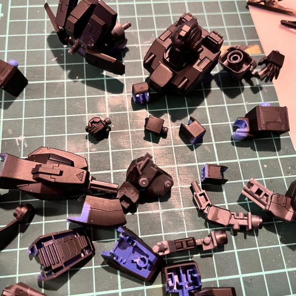 ブルー1号機を塗ってます。プロポーション改修はサクッと終わらせて、やってみたかった黒立ち上げ & スポンジ塗装をやってます。 黒立ち上げって原義的にこれであってるのかな？グラデーションとか重厚感とか、っていうより黒ベースなら墨入れ要らなそうだし塗料溜まりができるの避けられそうだな、とかその程度なんですけど。 あとスポンジ塗装。筆塗りが下手なので筆ムラにならないように塗れるかな？とか思って試してみました。個人的にはいい感じです。塗料は薄めずにポンポンやってます。最初薄め液で薄めてからやったら下地の黒が溶けてきてビビったので...（薄めすぎ？それとも乾いてなかった？）胴体はジムっぽい赤で塗りたいんですが塗料無いので買いに行かないとー（2枚目）