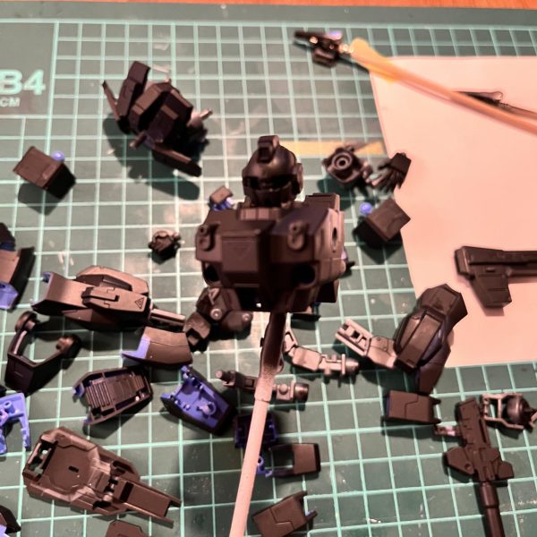 ブルー1号機を塗ってます。プロポーション改修はサクッと終わらせて、やってみたかった黒立ち上げ & スポンジ塗装をやってます。 黒立ち上げって原義的にこれであってるのかな？グラデーションとか重厚感とか、っていうより黒ベースなら墨入れ要らなそうだし塗料溜まりができるの避けられそうだな、とかその程度なんですけど。 あとスポンジ塗装。筆塗りが下手なので筆ムラにならないように塗れるかな？とか思って試してみました。個人的にはいい感じです。塗料は薄めずにポンポンやってます。最初薄め液で薄めてからやったら下地の黒が溶けてきてビビったので...（薄めすぎ？それとも乾いてなかった？）胴体はジムっぽい赤で塗りたいんですが塗料無いので買いに行かないとー（3枚目）