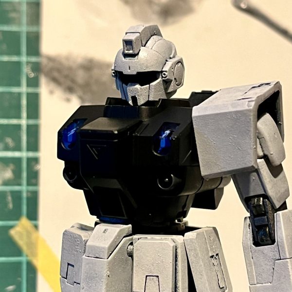 ブルー1号機を塗ってます。プロポーション改修はサクッと終わらせて、やってみたかった黒立ち上げ & スポンジ塗装をやってます。 黒立ち上げって原義的にこれであってるのかな？グラデーションとか重厚感とか、っていうより黒ベースなら墨入れ要らなそうだし塗料溜まりができるの避けられそうだな、とかその程度なんですけど。 あとスポンジ塗装。筆塗りが下手なので筆ムラにならないように塗れるかな？とか思って試してみました。個人的にはいい感じです。塗料は薄めずにポンポンやってます。最初薄め液で薄めてからやったら下地の黒が溶けてきてビビったので...（薄めすぎ？それとも乾いてなかった？）胴体はジムっぽい赤で塗りたいんですが塗料無いので買いに行かないとー（1枚目）