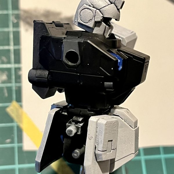 ブルー1号機を塗ってます。プロポーション改修はサクッと終わらせて、やってみたかった黒立ち上げ & スポンジ塗装をやってます。 黒立ち上げって原義的にこれであってるのかな？グラデーションとか重厚感とか、っていうより黒ベースなら墨入れ要らなそうだし塗料溜まりができるの避けられそうだな、とかその程度なんですけど。 あとスポンジ塗装。筆塗りが下手なので筆ムラにならないように塗れるかな？とか思って試してみました。個人的にはいい感じです。塗料は薄めずにポンポンやってます。最初薄め液で薄めてからやったら下地の黒が溶けてきてビビったので...（薄めすぎ？それとも乾いてなかった？）胴体はジムっぽい赤で塗りたいんですが塗料無いので買いに行かないとー（4枚目）