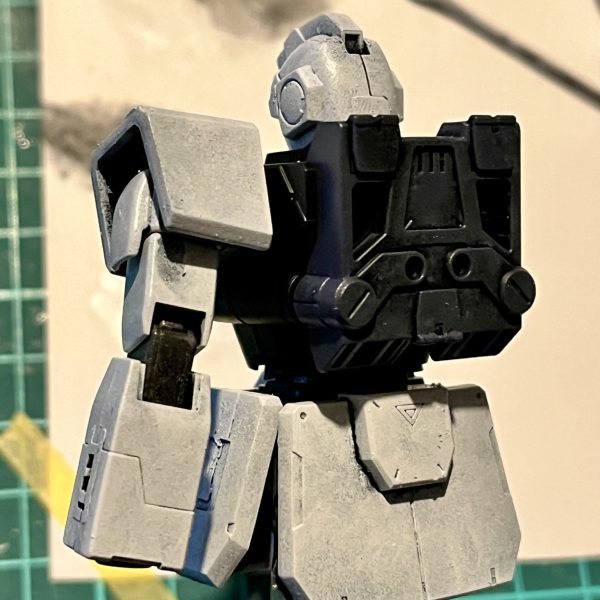 ブルー1号機を塗ってます。プロポーション改修はサクッと終わらせて、やってみたかった黒立ち上げ & スポンジ塗装をやってます。 黒立ち上げって原義的にこれであってるのかな？グラデーションとか重厚感とか、っていうより黒ベースなら墨入れ要らなそうだし塗料溜まりができるの避けられそうだな、とかその程度なんですけど。 あとスポンジ塗装。筆塗りが下手なので筆ムラにならないように塗れるかな？とか思って試してみました。個人的にはいい感じです。塗料は薄めずにポンポンやってます。最初薄め液で薄めてからやったら下地の黒が溶けてきてビビったので...（薄めすぎ？それとも乾いてなかった？）胴体はジムっぽい赤で塗りたいんですが塗料無いので買いに行かないとー（5枚目）