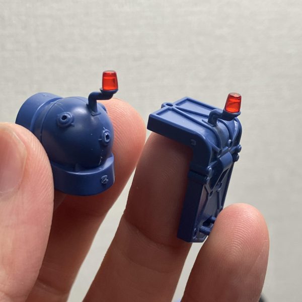 　さて、今回は軍警ザクより、警察らしいパトライト周辺をちょい足しします🥳ヨッチャKIDさんからバトンをもらいましたので🪢🏁ゴールはパトライトを✨と輝かせて基部をシャープに#️⃣ レッツガンプラ❗️😉STEP1:クリアパーツをコンパウンドで研磨、基部に付けたままが安定して良い感じ🥴　ちなみにクリアパーツの研磨はハセガワのセラミックコンパウンド→コーティングポリマーがオススメ☝️ 📷2/6STEP2:接続部は透けるので基部の凸部を切り飛ばして平らに、クリアーパーツの凹部はレジン液で穴埋めて透過率🆙　何かと便利な豆腐バックと100均スティック👍　本来ですと回転灯でも仕込むんでしょうが無理サイズですね😆　📷3/6、📷4/6STEP3:パトライト基部とアーマーの支えは強度を上げるために太らせてあるようなのでダイヤヤスリで不要部分を切削😘　📷5/6　え⁉️そんなに変わってない❓おかしいなぁ😆😆地味な作業ですが、これもまた楽しい🥳実はこの前にSTEP0が🤗　0番は工程決めでして、今回だと作業効率と強度の関係でSTEP1〜3の順かベスト🦺　この作戦タイムも楽しくて好きです😋さらには、STEP-1がありまして、それは「思いついたらやる❗️」です😉　失敗しそう、時間がかかりそう、、でも、やる！と心に決めて🥳ちなみにSTEP0やSTEP-1の時の私は、プラモ狂四郎のコンバットバギー作ってる時みたいになってます🌻 📷6/6では、稚拙＆小技でしたがご依頼に基づき、皆様の暖かい応援の📣コメント、ご協力何とぞよろしくお願いします🙇🙇🙇（5枚目）