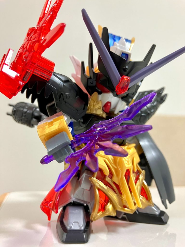 ニクスプロヴィデンスの最も特徴的な右肩部に配置替えしたドラグーン・プラットフォームですが、三国創傑伝本編で董卓はドラグーン端末を遠隔武装として飛ばさなかったので、こちらの賈詡もオールレンジ武装でなく増設センサーという設定で配しています。