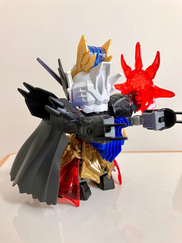 董卓プロヴィデンスの特徴的なパーツを取り入れつつも、あまり董卓のようにゴツくなり過ぎないよう同じ策士イメージの諸葛亮フリーダムや周瑜アカツキのパーツも多く用いました。左肩はレイフGP04のマント、武器は貂蟬クシャトリヤ、ブレードアンテナ部分はシーザーレジェンドから拝借しています。