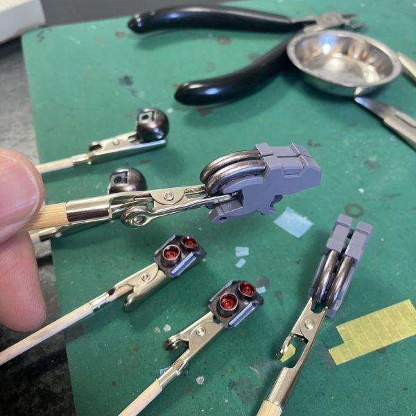 HGハイザックカスタムA.O.Z😉　軍警ザクに続いて連続ザク、俗に言う連ザクですね、多分、知らないですけど🥳ホビーハイザックは以前組みましたが、やはりこの藤岡建機デザインは良いですね🥴　通常より扁平で横長感が増してますが、どこかオシャレ🆒オーソドックス(？)に、一部メタリックマーカー、メタルパーツ、センサーにレジン、デカールマシマシで仕上げようかと、⚾️ド直球🔥火の玉ストレートですね🥰初手は7六歩並みに、メタリックマーカー一択☝️😏（4枚目）