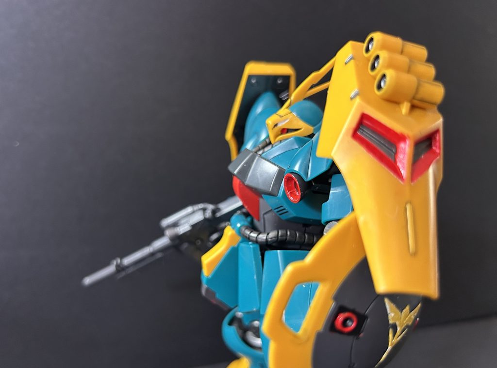 モノアイは市販のメタリック丸シールにしました。