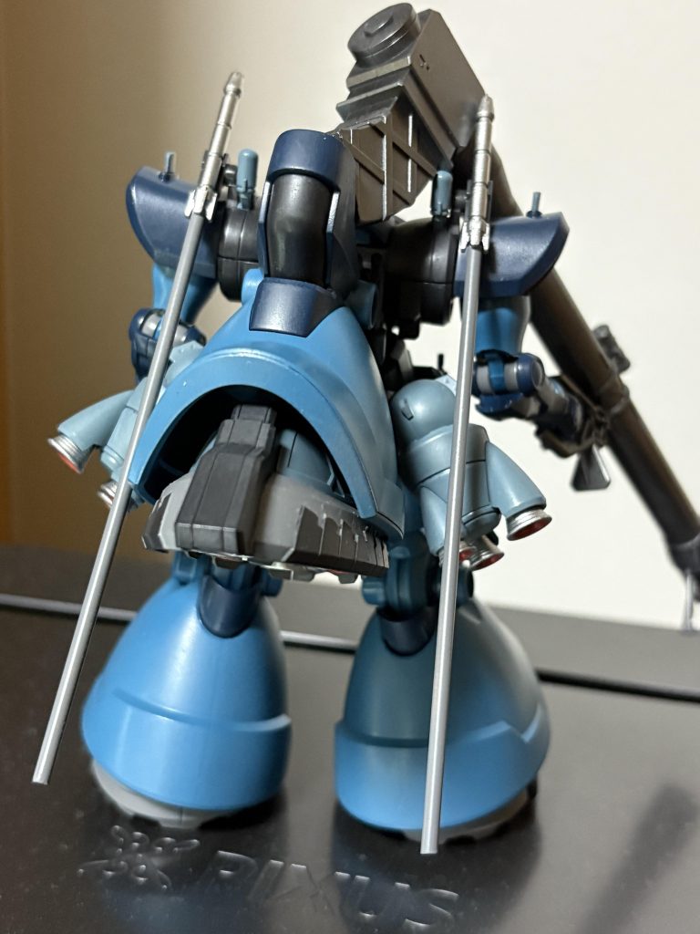 設定画を参考にして、紫のカラーリングから、青を基調にしたものに変更しました。