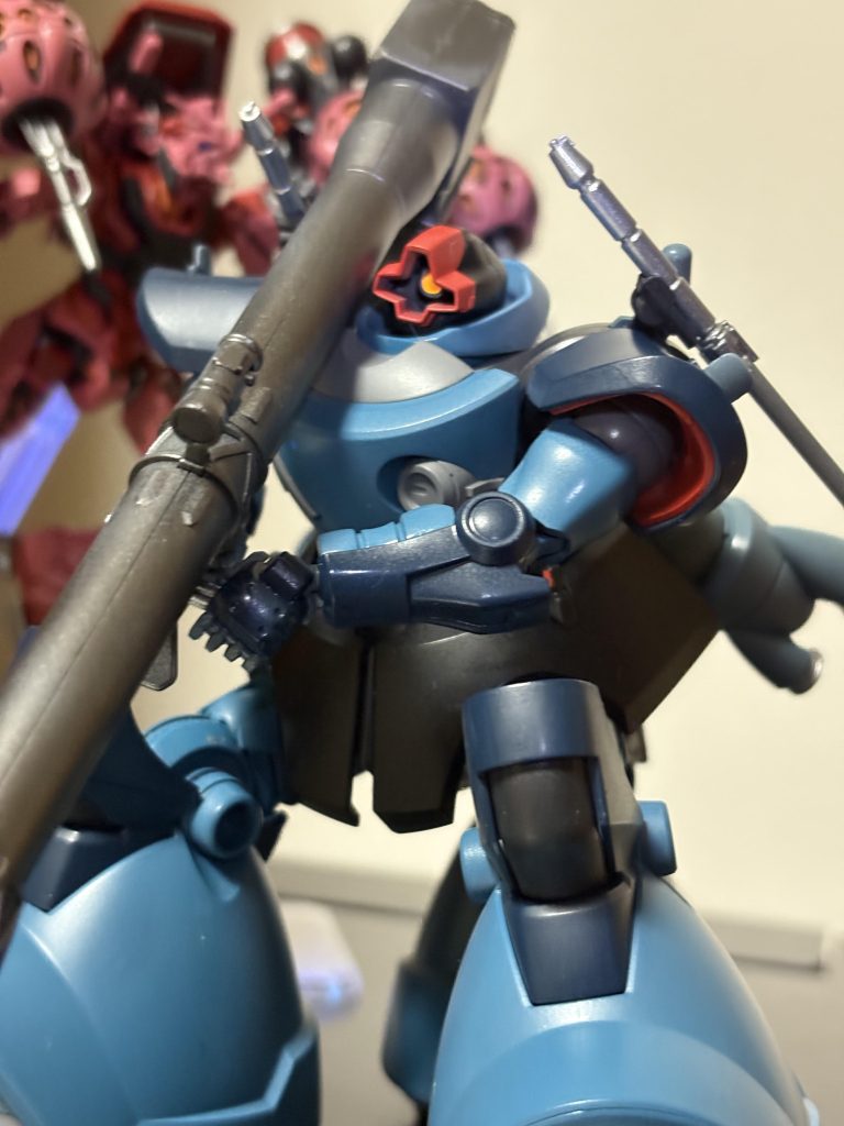 ドムではあるが、恐ろしく広い稼働範囲によって、ジャイアントバズの両手持ちも楽にできます。