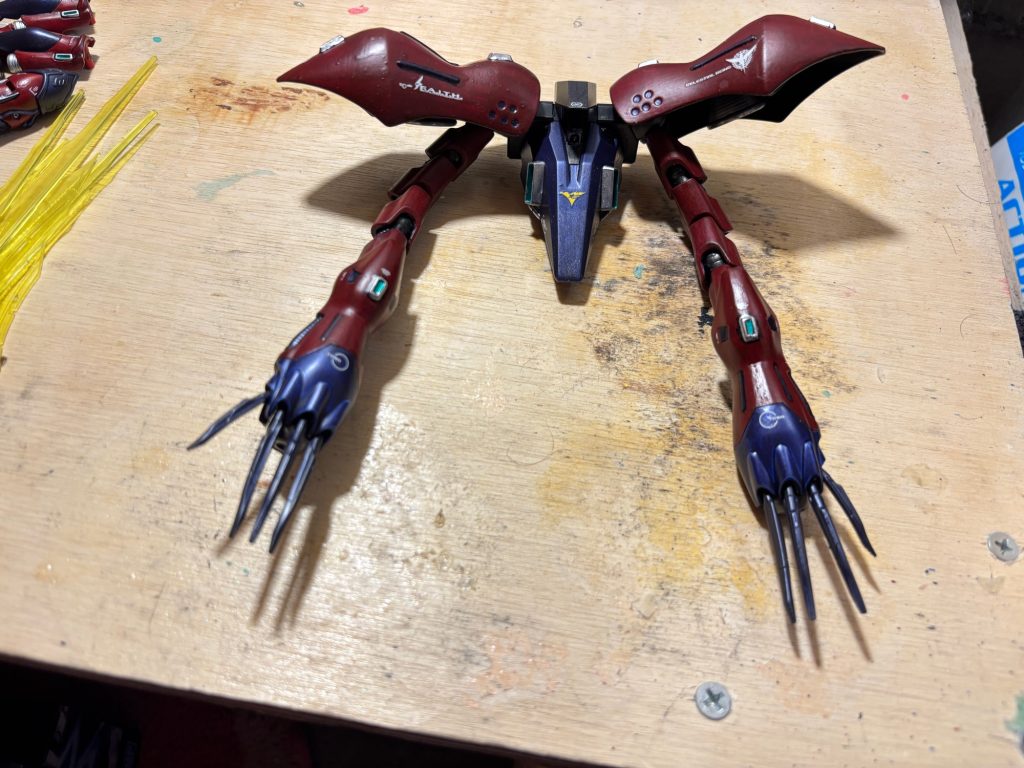 TR-6ヘイズルIIのバックパックにハイゴックのアームを取付、近接格闘武装にしました。