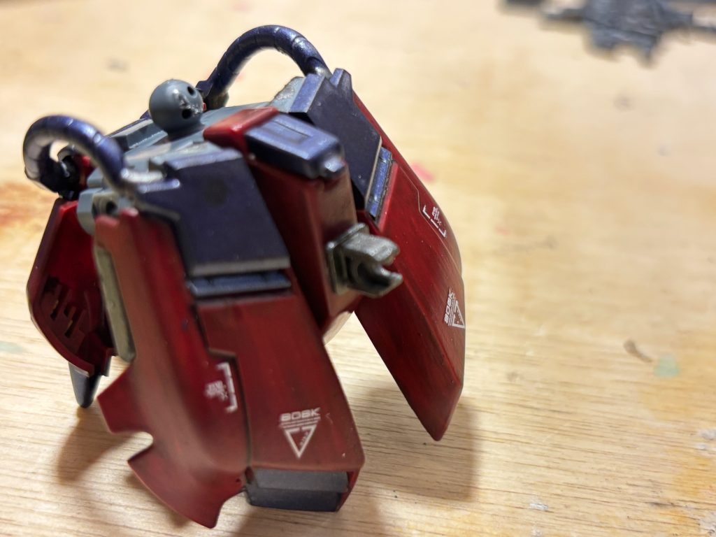 ハイゴックアームパーツは腰部に関節パーツを取り付けて接続しました。