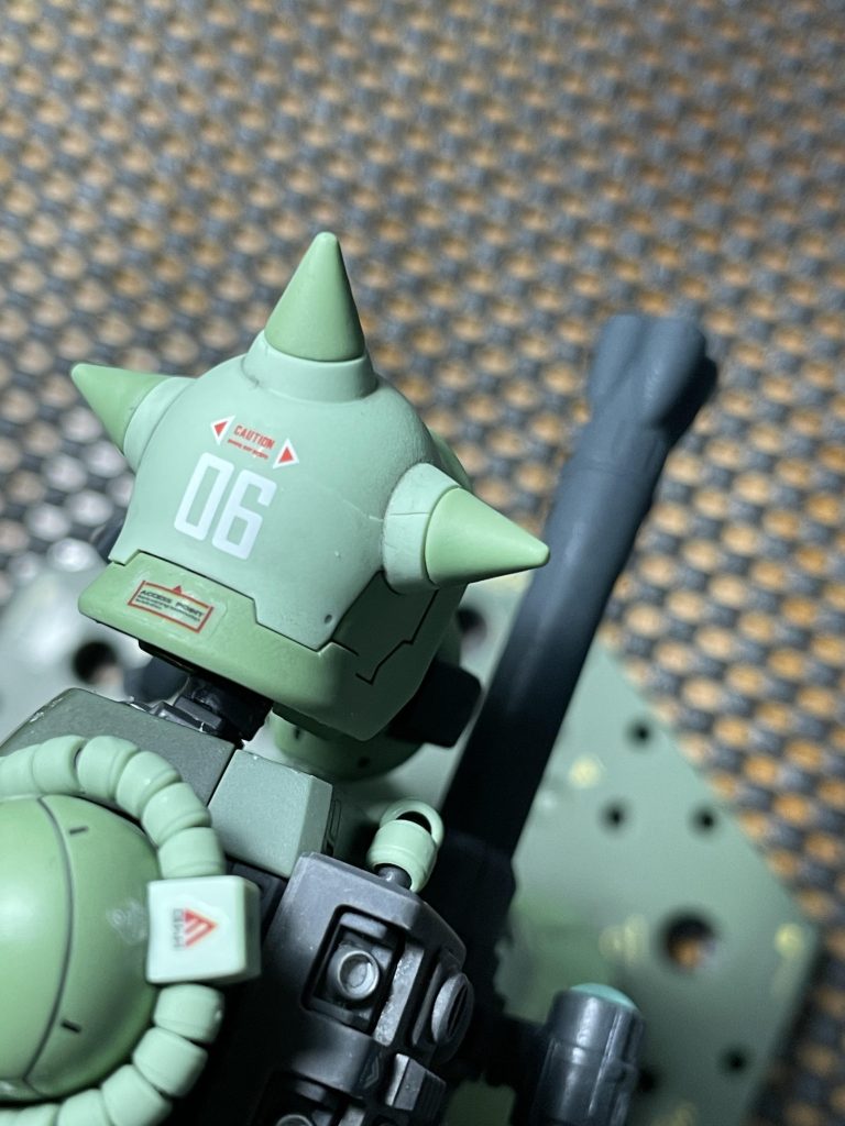 加減も分からず墨入れ塗料を塗りすぎたのか、アクリジョンの塗膜が薄かったのか^_^ポージングは怖くて以前の軍警ザクさん同様に固定になりましたが、毎回これ勉強っすね^_^