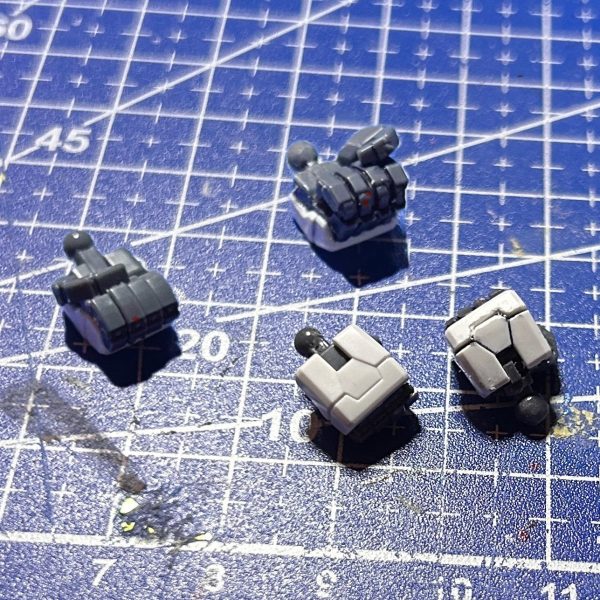 RGダブルオークアンタの握り手が潰れすぎて違和感がずっとありました。模型店で壽屋のノーマルハンドなるものを発見し削ってくっつけてみました。しかし、ボールジョイントの径が合わない😭またまだ改良が必要です。