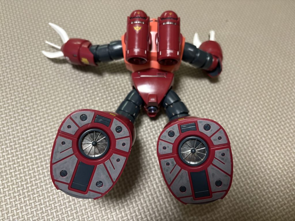 バックパックと足のスクリューはメッキシルバーで定番足裏はグレーと素地を活かして