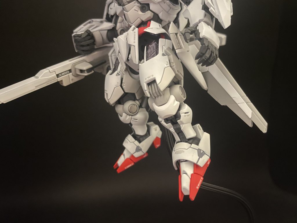 脚周り写真だと分かりづらいですが、ニュートラルグレー1〜3で塗り分けてます。デカールもうるさすぎず良い感じで貼れたと思います。もうちょっと貼っても良かったかな…。