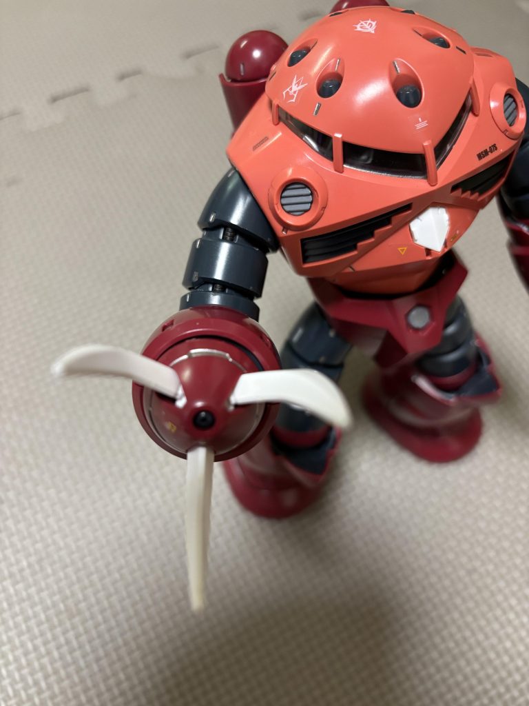 デカールは劣化再現（勝手に経年劣化）要所要所グレーメタルで、マークアップモノアイは我が家のジオン系MS共通マッキーピンク