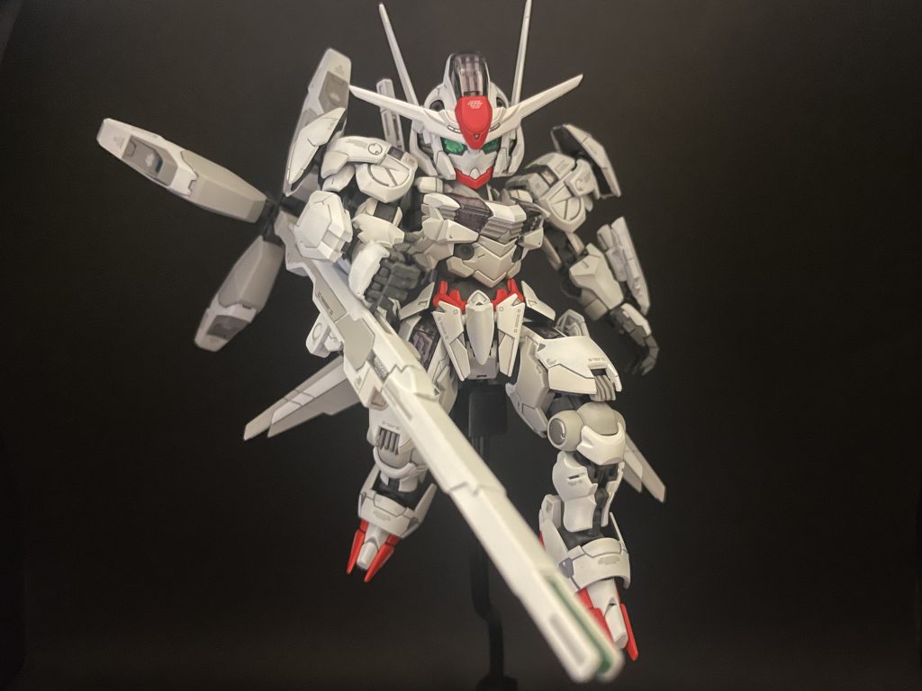 ロッドライフル構え…きれない!笑把持力を持たせようとグリップを削ってみたのですが、位置調整をミスってしまいこれ以上上に向けられなくなってしまいました。腕の長さと保持アームの長さがマッチしないのも問題でした。改造試みましたが、ちょうど良い長さにできないので諦めです笑 これはこれで…かっこいいはず!別キットの武器を合わせるという、個人的には新しい試みもあり、とても楽しく制作できました。最後までご覧いただきありがとうございます。