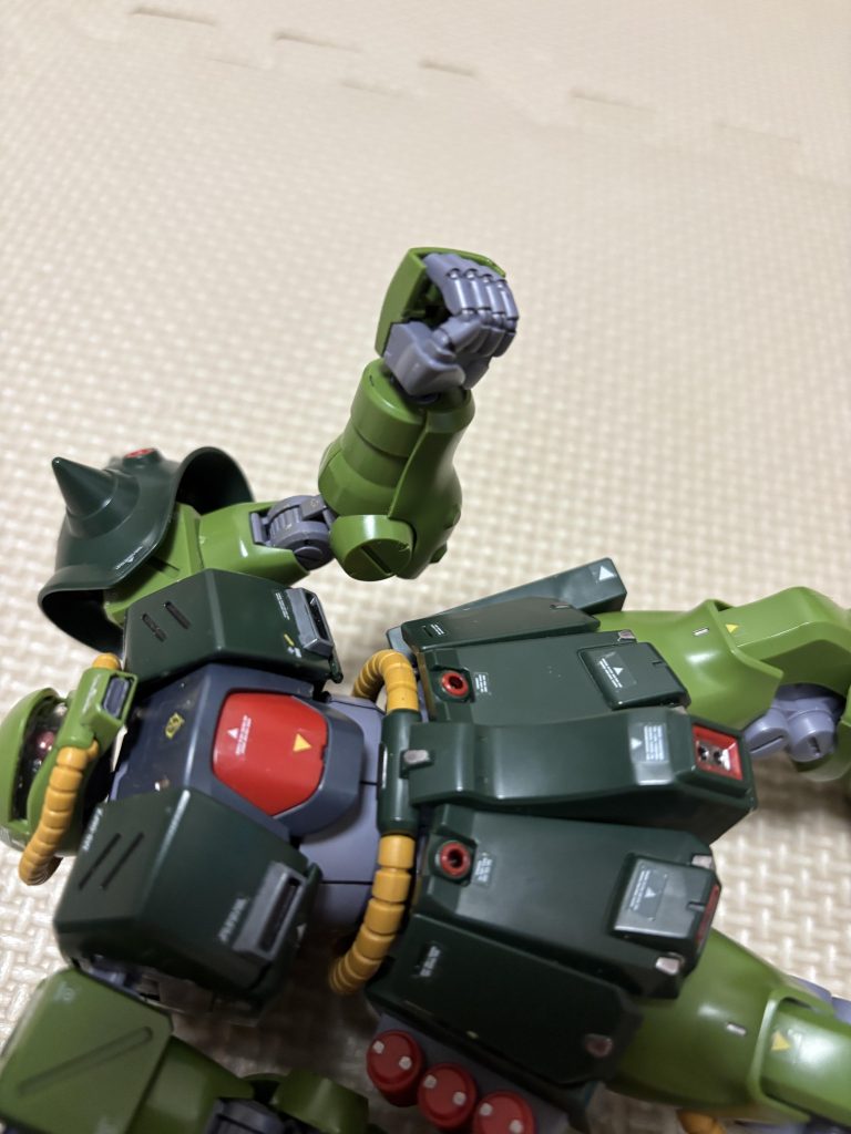 エモーションマニュピレーター化しました造形は最高ですが手がずっと気になっていたので、思い切ってオペしましたビルダーズパーツは甲が付属しないので、おそらく30年近く前のMGザクⅡから移植初期のものは小さく、やっつけになりましたサイズが少々小さい
