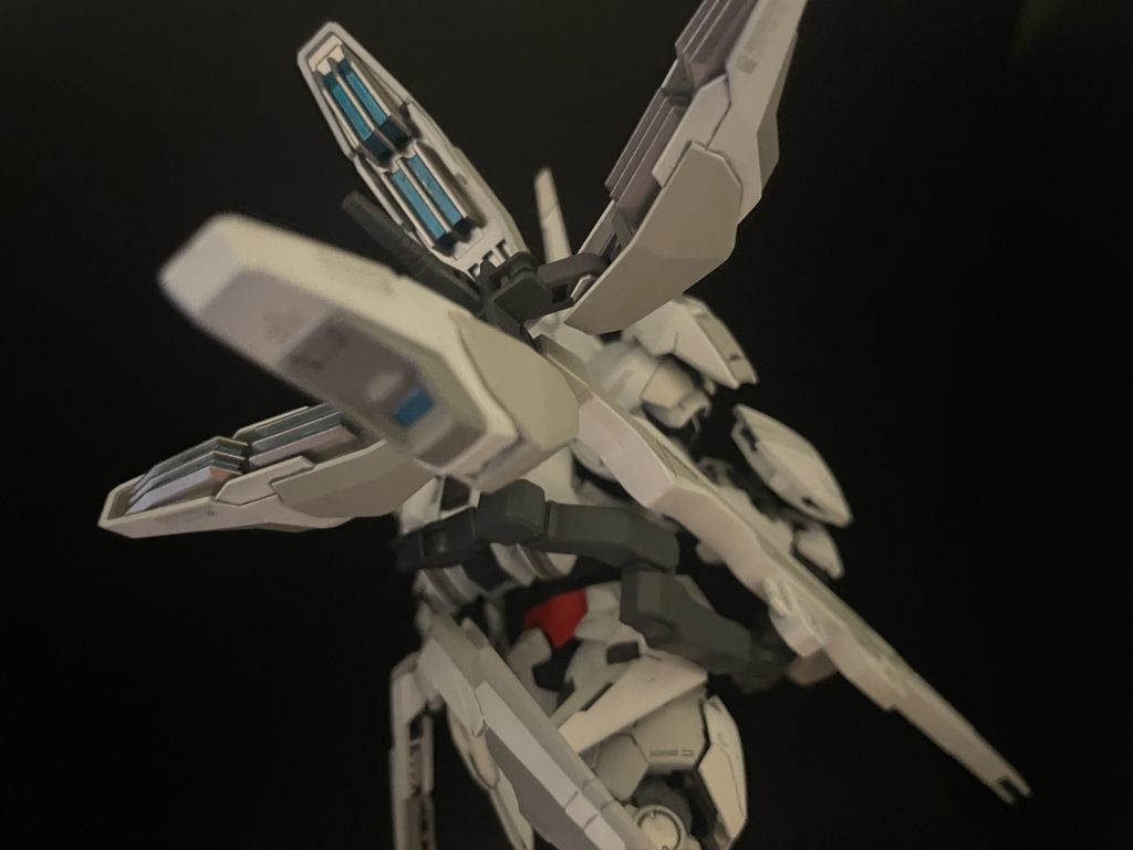 我ながら上手く濡れたロッドライフル裏笑シルバーを下地にして、蛍光ブルーグリーン、光沢トップコートを重ねています。ロッドライフルを安定して持てるようにオプションパーツセット08番から部品をちょっと拝借して接続アームを延長、背中につなげました。ロッドライフルが4ミリ穴、オプションは3ミリ穴、微妙にサイズが合いませんでしたがゴリゴリ削ってなんとか調整できました。スラスターの表も良さげに塗り分けできたと思っています。