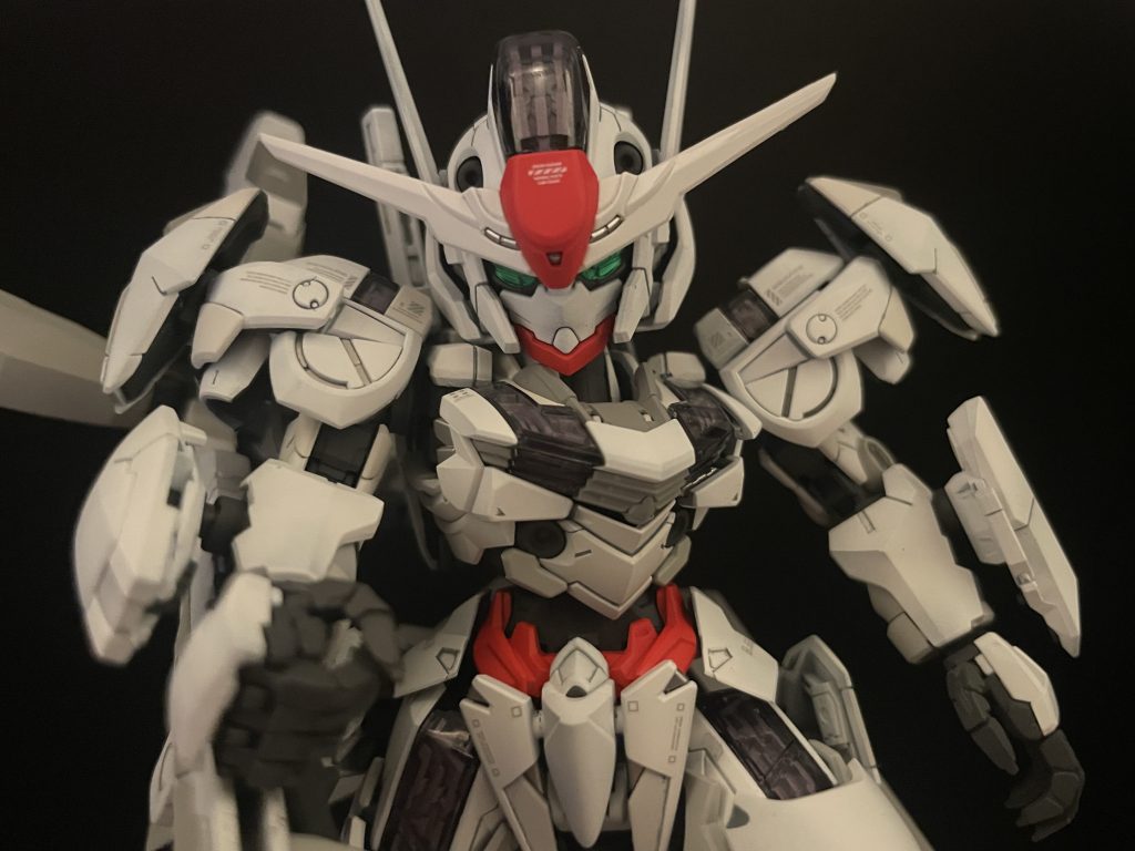 正面アップ惚れ惚れするほどイケメン(イケメン?)です。パーメットはキラキラさせたくてガンダムマーカーのトランザムレッドを使ってみたのですが、クリアグレーを介して見るとこう…個性が死んでる笑 ブラックライトを使わない場合、みんなどうやって表現してるんでしょう…。