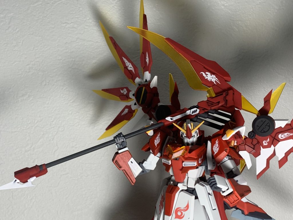 嘴の大鎌《Beak Scythe》鳥の嘴を模した巨大な鎌状武装。斬撃武器としての運用のほか、巨大な矢として射出される。