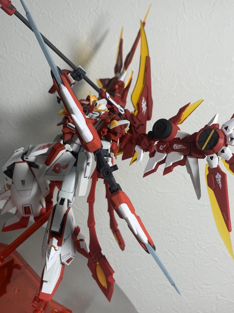 刃羽の大弓《Wing Bow》尾翼が展開して形成される大型弓。嘴の大鎌を矢として放つ必殺射撃が可能。弓幹（ゆがら）は分離し、実体剣としても使用可能。