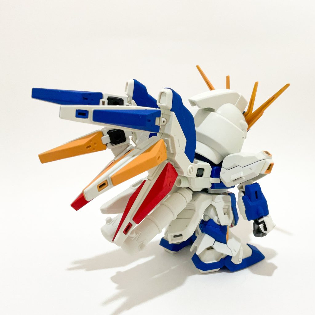 フィン・ファンネルは1本1本マスキングして塗り分ければ見栄えが良かったんでしょうけど手抜きみたいな仕上がりになりました（笑）