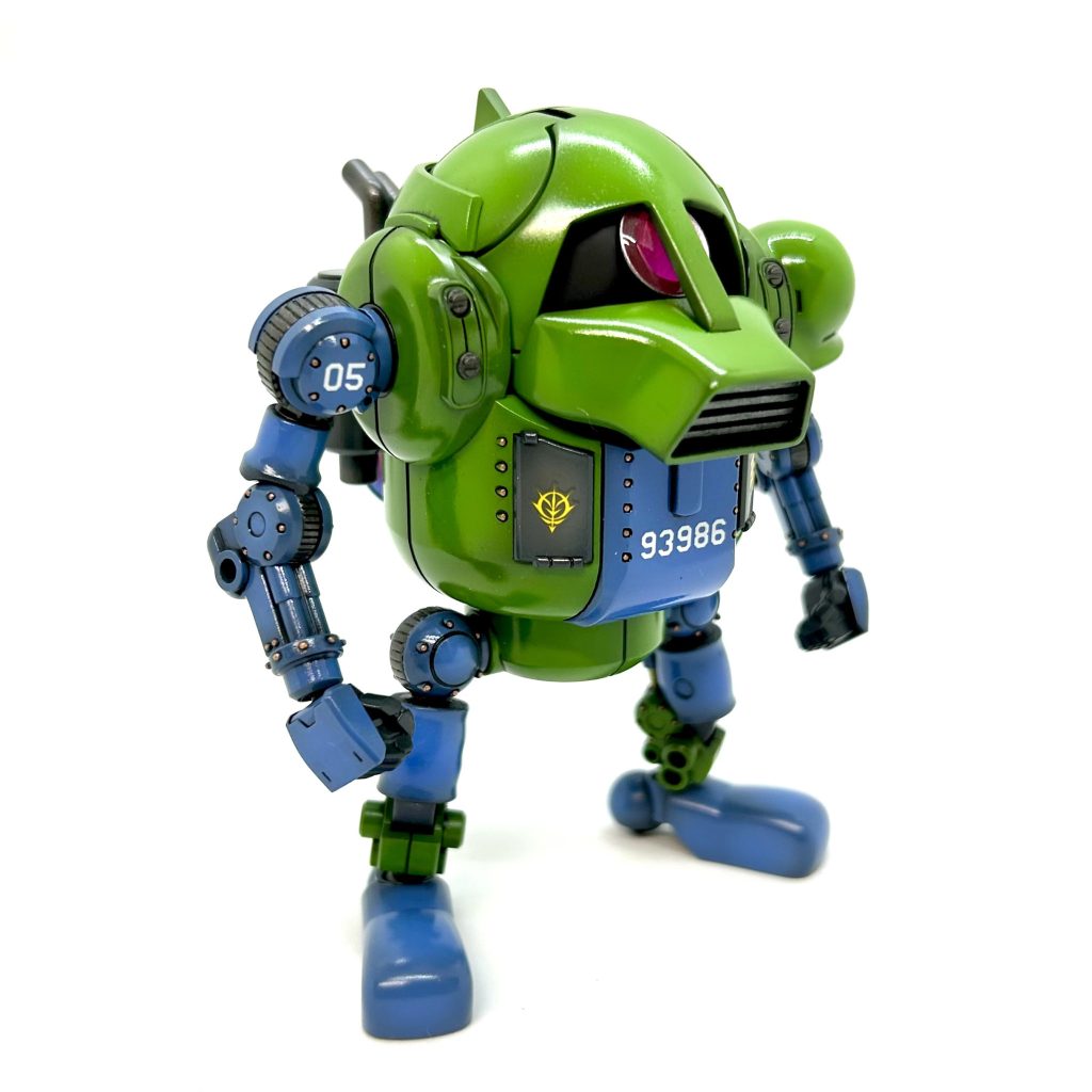 いかがでしょう😁？今回の旧ザクハロ…  過去イチあっさり完成するはずだったんですよ。今まで作ったどのMSよりもシンプルですから😅ところが紆余曲折ありましてね…まず、肝心のモビルハロのキットが手に入らない！なんとかガンダムベース限定モデルが入手ができたんですが、このモデルはハロの部分がカパカパ開いてしまうバージョン。これ、非常に工作がしずらいんですよ😔で、これまでは胴体はガンべ限定ver.を使い、ハロだけ旧ver.のものを使うようにしていたんです。ところが そうするとガンべver.のハロだけがどんどんたまってしまい😅😆😩。。。まぁ それが赤いガンダムのビットハロになったりガンダムハロマーになったりしてたんですけどね🤣今回は旧ver.ハロが手に入らず「ま、なんとかカパカパのほうで作るか！」とスタートを切ったわけです。