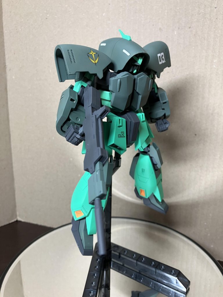 股関節周りはゼータの足にあうように、軸から変更しました。フロントアーマーとサイドアーマーも接続できるよう加工しました。