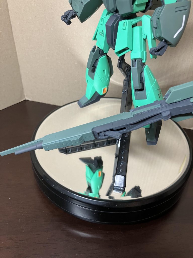 メガランチャーのグリップ位置を変更しました。雑ですが、装甲を削って、本来のピンをグリップの接続軸に使用しています。担いで構えることができます。