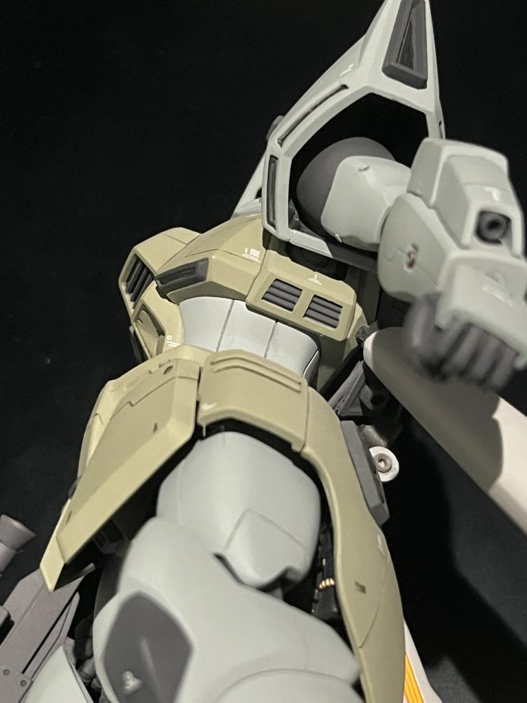 脇下の胸部ダクトは真ん中に合わせ目がくるのでプラ板を貼って元から二つあるようにしています。楽ちん。