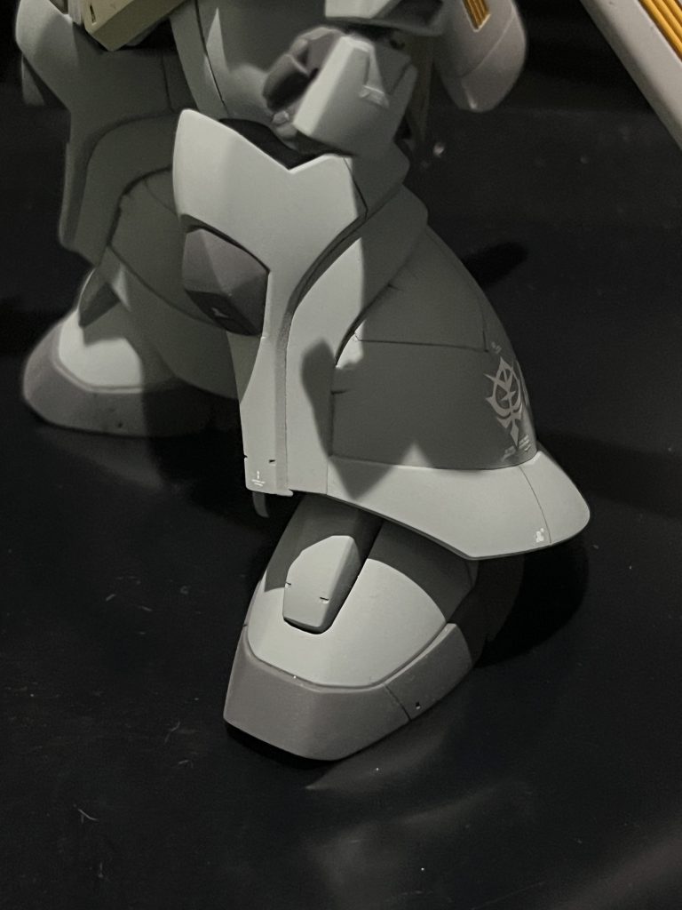 足部分の形の好みと共にサイズがやけに大きく感じたので、ゲルググマリーネから移植してきています。ぐっと一年戦争時のモビルスーツ寄りになったと思っています。中央のブロックは切断して別パーツ化。膝の黒いブロックは全体と形が合っていないように感じたので、削ってアウトラインを揃えてみました。