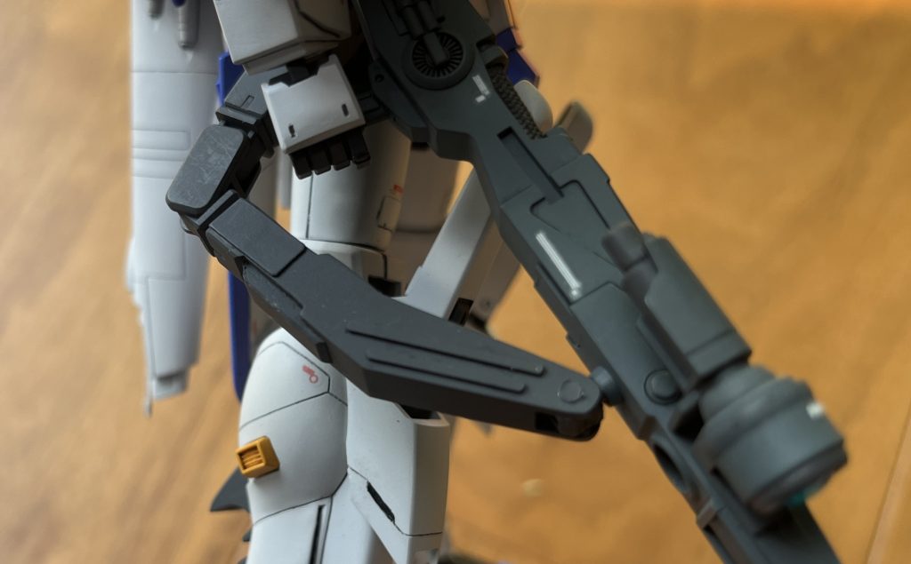 スマートガンを繋ぐアームはプラ板箱組みで。キットは腰溜め、両手持ちが基本で回転箇所も少なく取り回しが良く無いので、大幅に延長しています。形が気に入らず都合四回作りました。画像が残ってはいませんが最初は少し先細りなだけのほぼほぼ四角い箱型でした。途中の繋ぎはオプションパーツ07のパワードアームズパワーダーを使っています。ポリキャップレスでよく動くし同じバンダイ製なので。左側のアームも作りなおしたので両手持ちも無理なくできます。