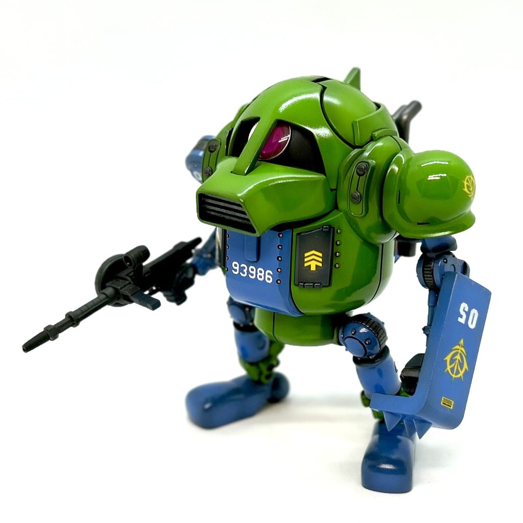 本体部分はご覧の通りほぼ無改造。ショルダーアーマーを取り付けた程度。本体でラクさせてもらったぶん、付属品を頑張ってみました！これはHGUC 1/144 ザクⅠ 風の武装。