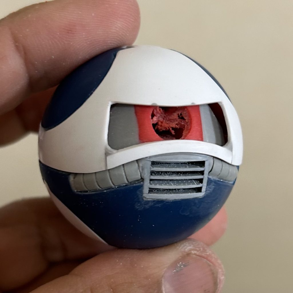 地味ですが、今回のキモはここなんですよね😌シルエットはハロのまま、ちゃんとザク!  モノアイだけしか無かったザクハロver.1の頃と比べるとずいぶん進化しましたね😁