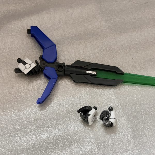 右が前回作ったもの左がADMSジョイントで作り直したハンドパーツです。つけてみたところ若干大きく見えてしまうため、作り直しました。握り手の形状は好みになり、良いと思いましたが、今度は手の甲の装甲パーツは前回の様にできなくなってしまいました。なるべく、成型色のままで作りたいのでまた別の方法をさがして直したいとおもいます。よくよくみたら、他のハンドパーツも全部作らないと同じ装甲にならない事に気づいてしまいました😓（2枚目）