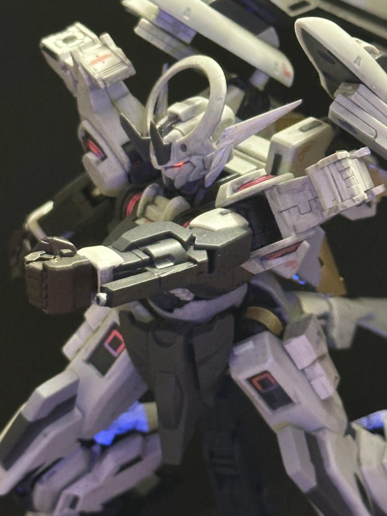 基本装備のビームブレイドと腕部リボルバー式実弾兵装腕部リボルバーがあまりにも目立たなかったのでちょっとロングバレル化しました、こだわりポイント(笑)劇中のビームブレイドは青い刀身だったと思うんですがガンプラのビームブレイドはピンクなのはなんでなんでしょう??