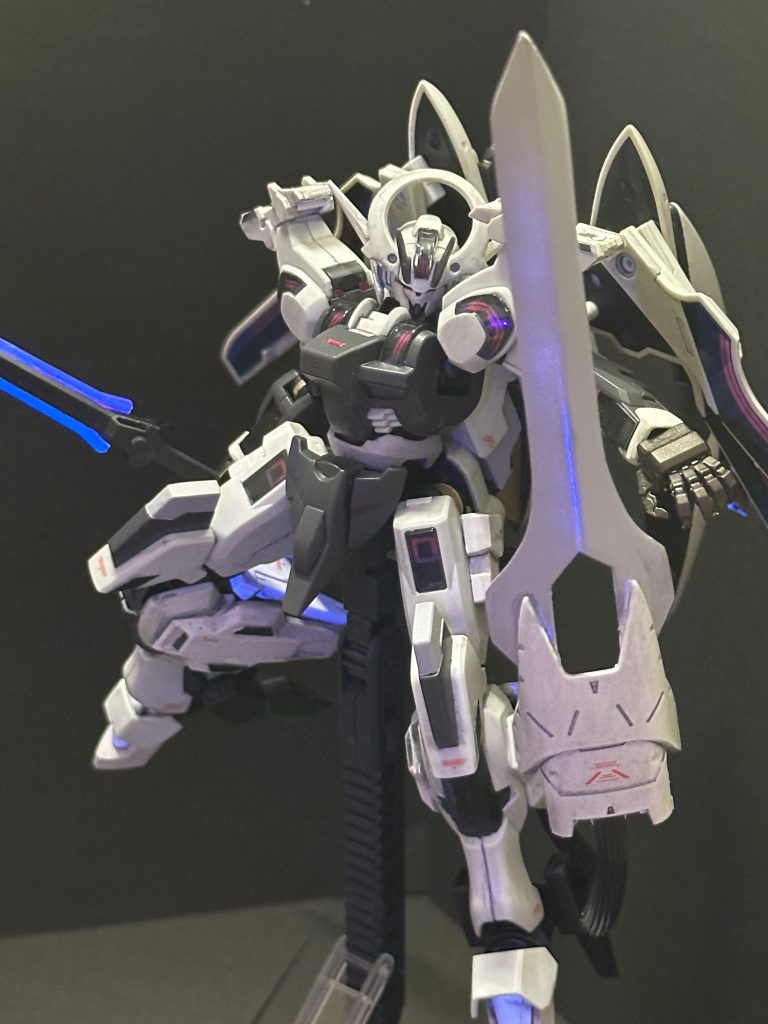 尻尾はケーブルを差し替えることで色々表現できるようにしました。中に針金を通してるのでフレキシブルに動きます。攻撃、防御、はもちろん姿勢制御としても振り回したら使えそうですね!