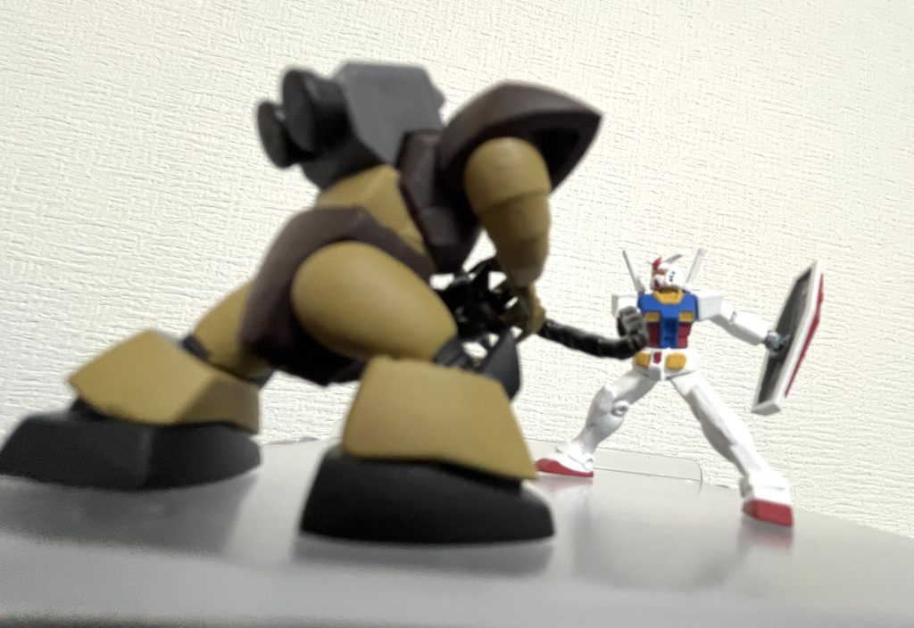 元の写真。iPhoneで撮影しました。これをiPhoneの切り抜き機能(優秀!)でゴッグとガンダムを抜き出してステッカーにして、背景に合成しました。なのでiPhoneの標準アプリで完結しています。広角側でなるべく接写して、パースが効いた迫力のある画になるようアングルや構図は試行錯誤しました。