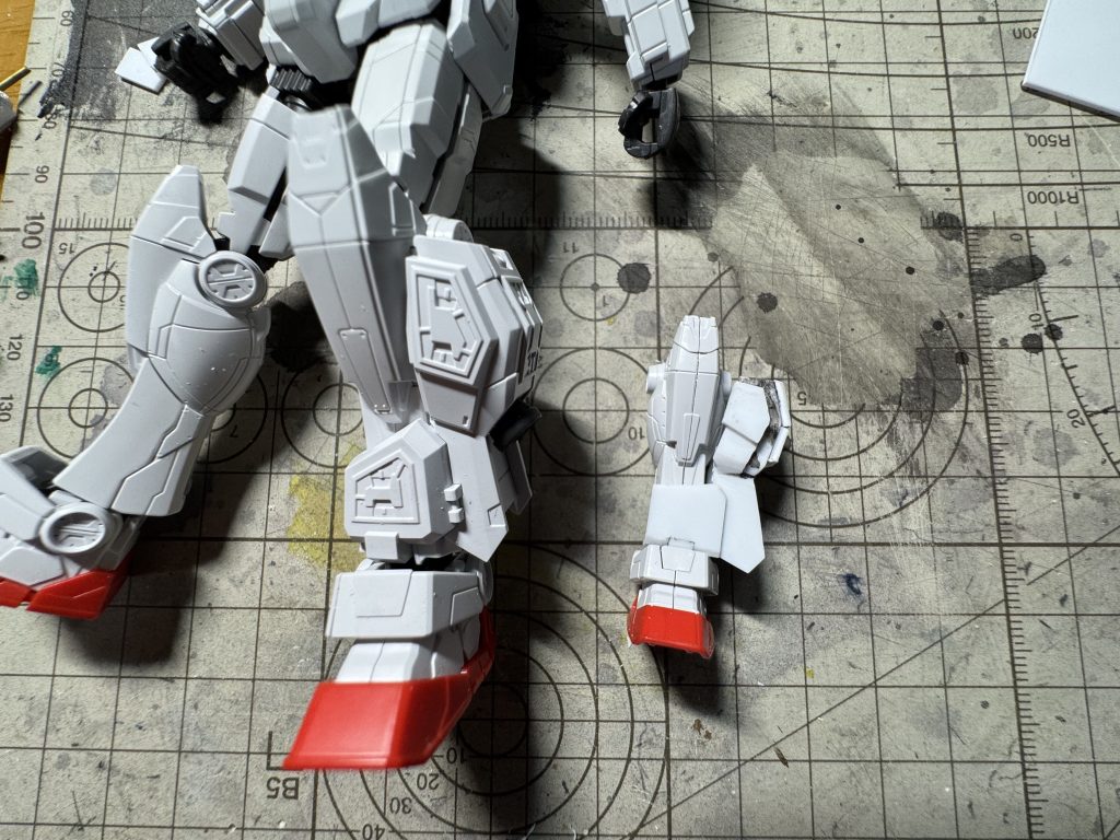 脚アーマー地味にめっちゃ作るの大変だったのに床に着けてる方の脚なのでそんな目立たないの悲しい…😭