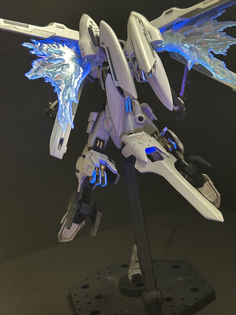 光の翼と背中各所のフィン型スラスターは蛍光クリヤーで塗装しているのでUVライトで光ります。光の翼はつや消しした方がよかったかなぁ。。。