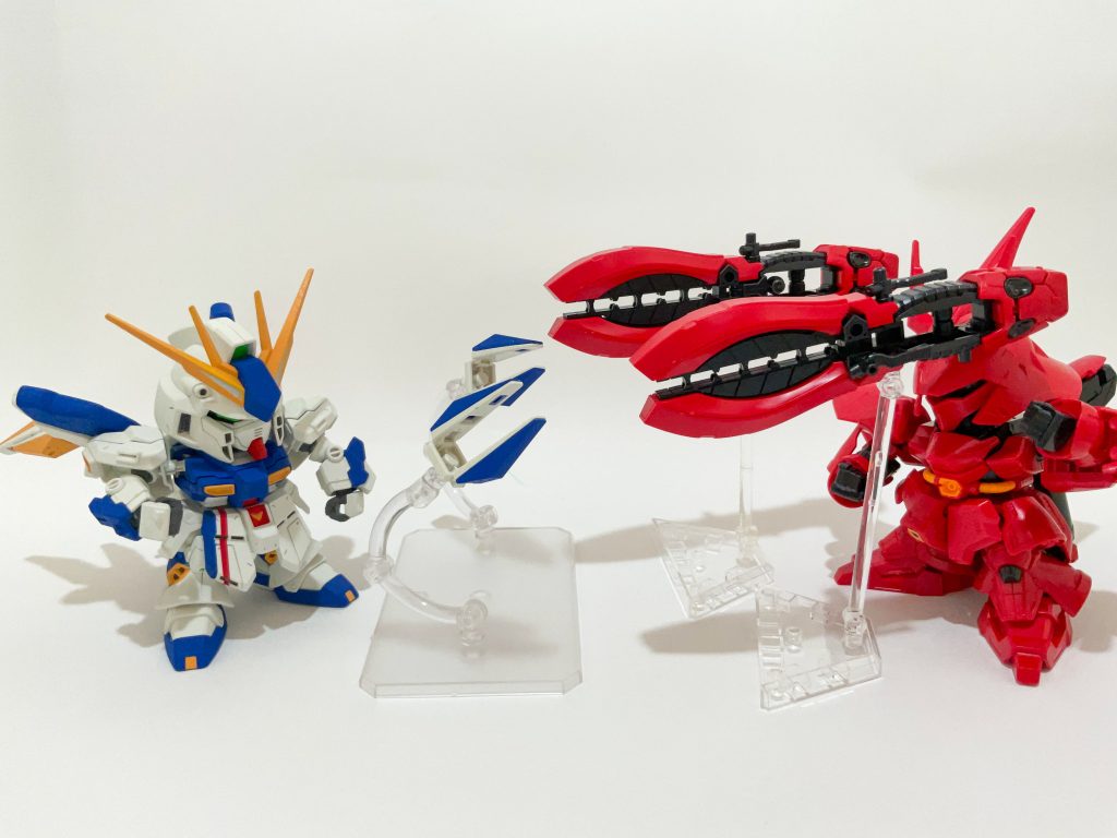 戦いはファンネル対決に持ち込まれました！しかしFFサザビーのダブル・ホーン・ファンネルの前にHi-νのフィン・ファンネルは全く歯が立ちません！おまけにHi-νはキットの仕様でファンネルが2個しか射出できない！Hi-νガンダム大ピンチ！こんなときff νガンダムのロングレンジ・フィン・ファンネルがあれば・・・