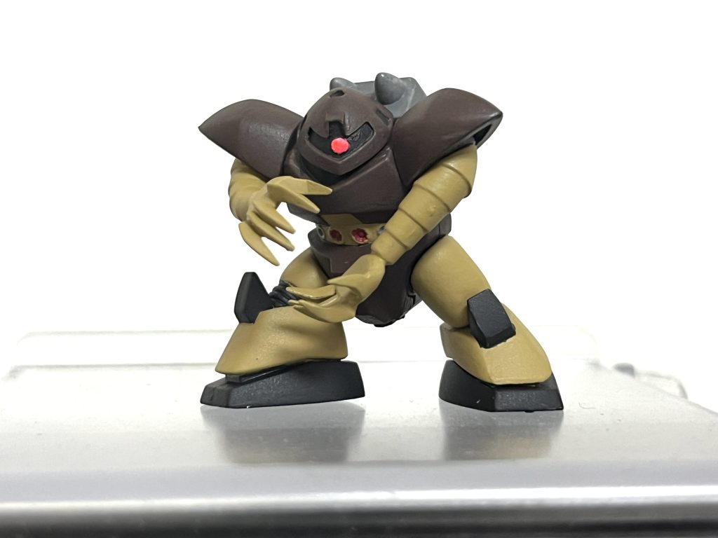 ゴッグ単品にて。なかなかポーズが決まってます。塗装は基本的にはクレオスのアクリジョンの筆塗りで、仕上げにつや消しトップコートを吹いています。胴体、肩、頭部→レッドブラウン腕部、脚部:ダークイエロー膝、ソール:ジャーマングレーモノアイ周り:つや消しブラックモノアイ:ベースホワイト→蛍光ピンク→蛍光レッドランドセル:ねずみ色(クレオス水性塗料)